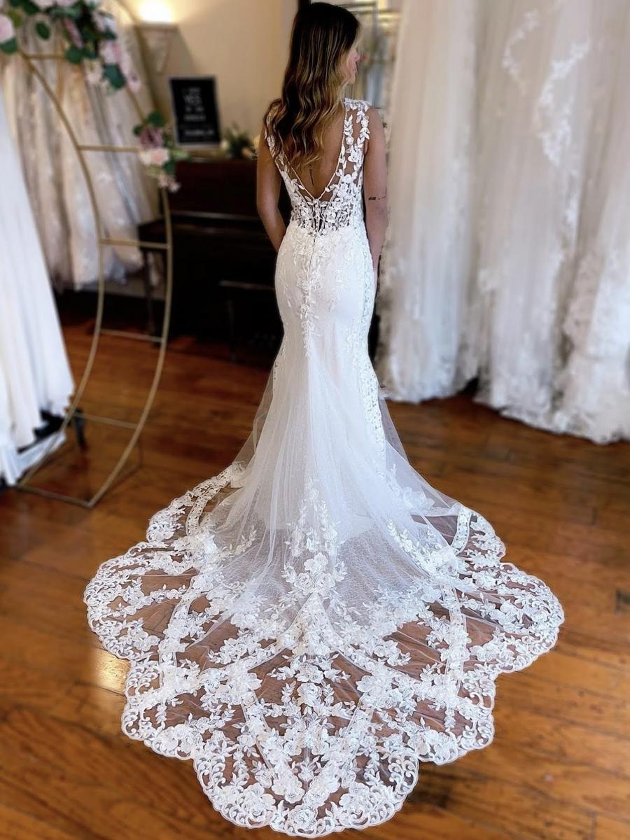 Mermaid V-Neck Wedding Dress with Long Sleeves and Appliqués