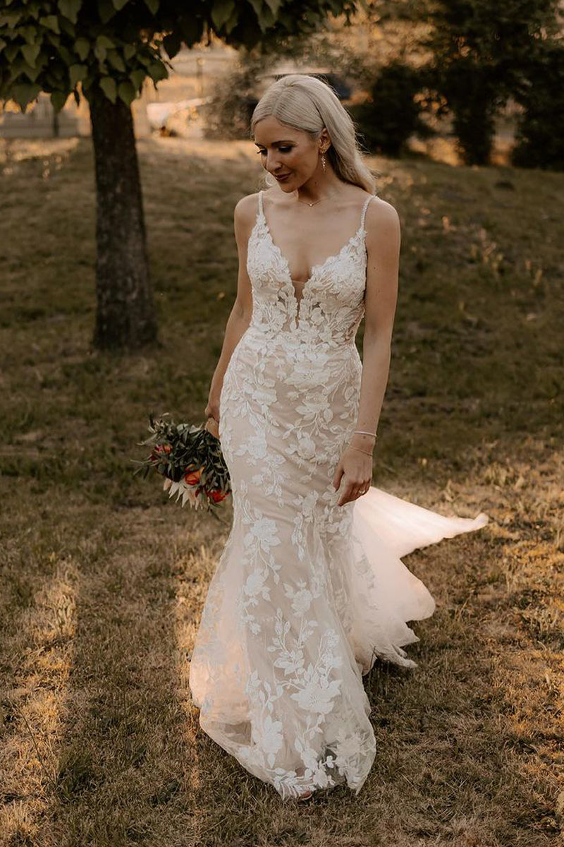 Charming Mermaid V-Neck Tulle Wedding Dress with Appliques