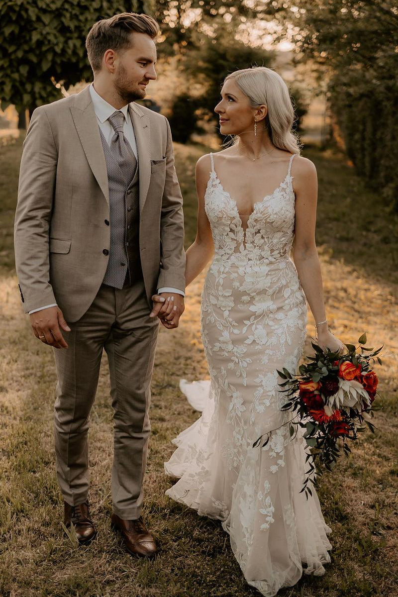 Charming Mermaid V-Neck Tulle Wedding Dress with Appliques