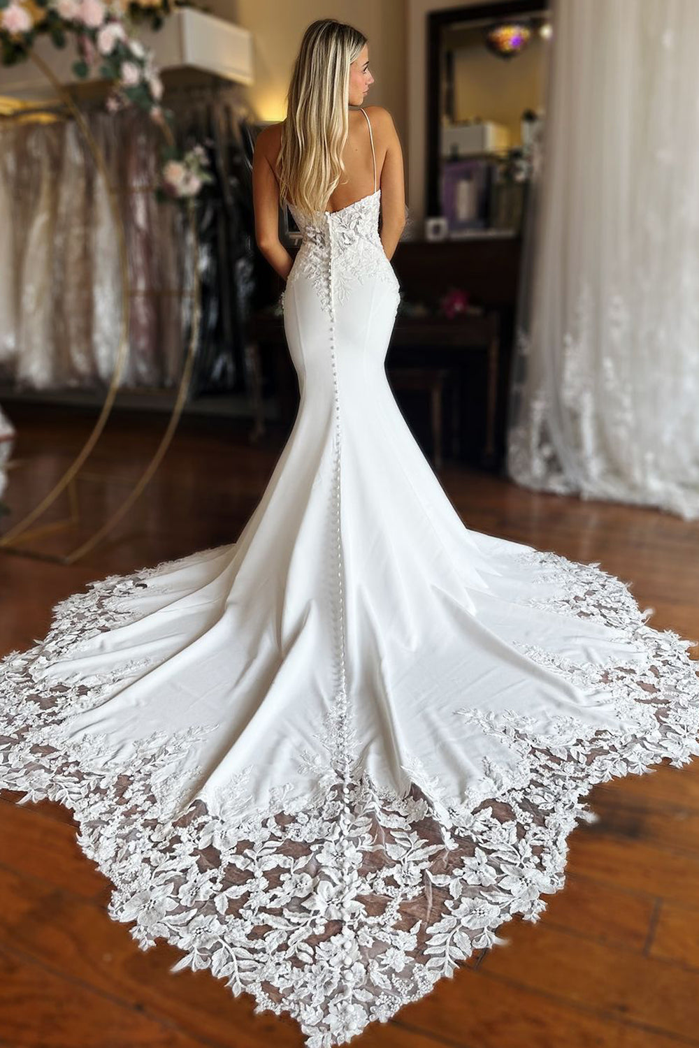 Charming Mermaid Scoop Neck Satin Wedding Dress with Appliques