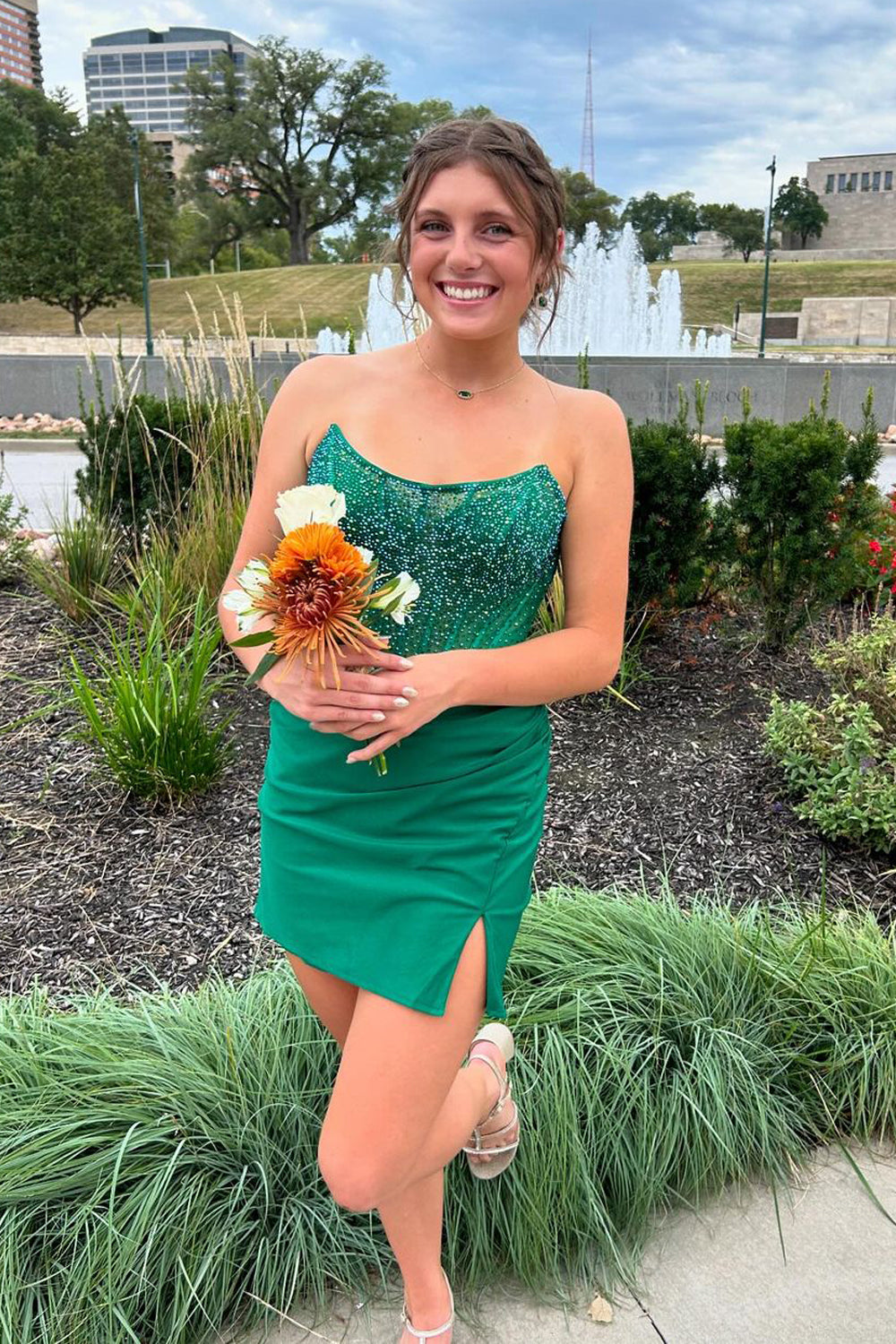 Cute Dark Green Bodycon Scoop Neck Short Homecoming Dress with Beading